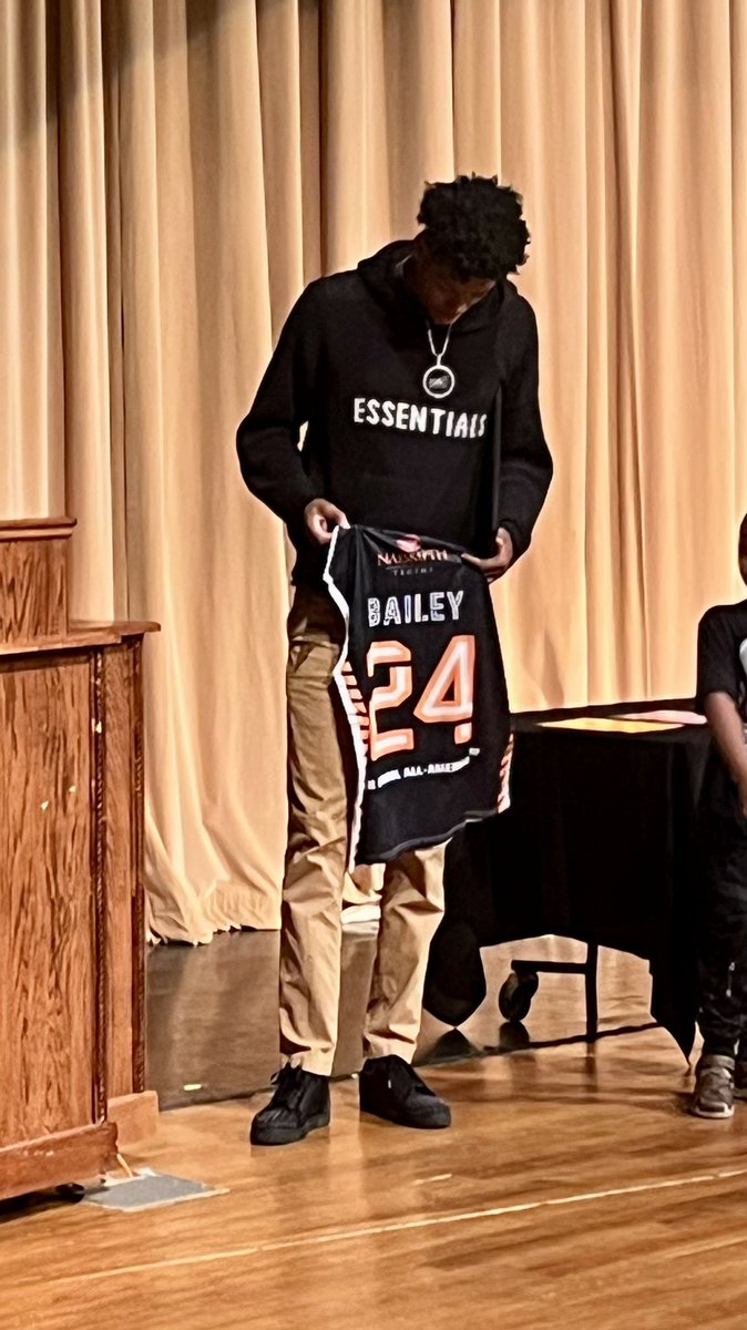 ⭐️⭐️ We are honored to present our 2024 Mr. GA Basketball @AiriousB who was also awarded with his @jerseymikes @NaismithTrophy Boys’ First Team All-America jersey ⭐️⭐️