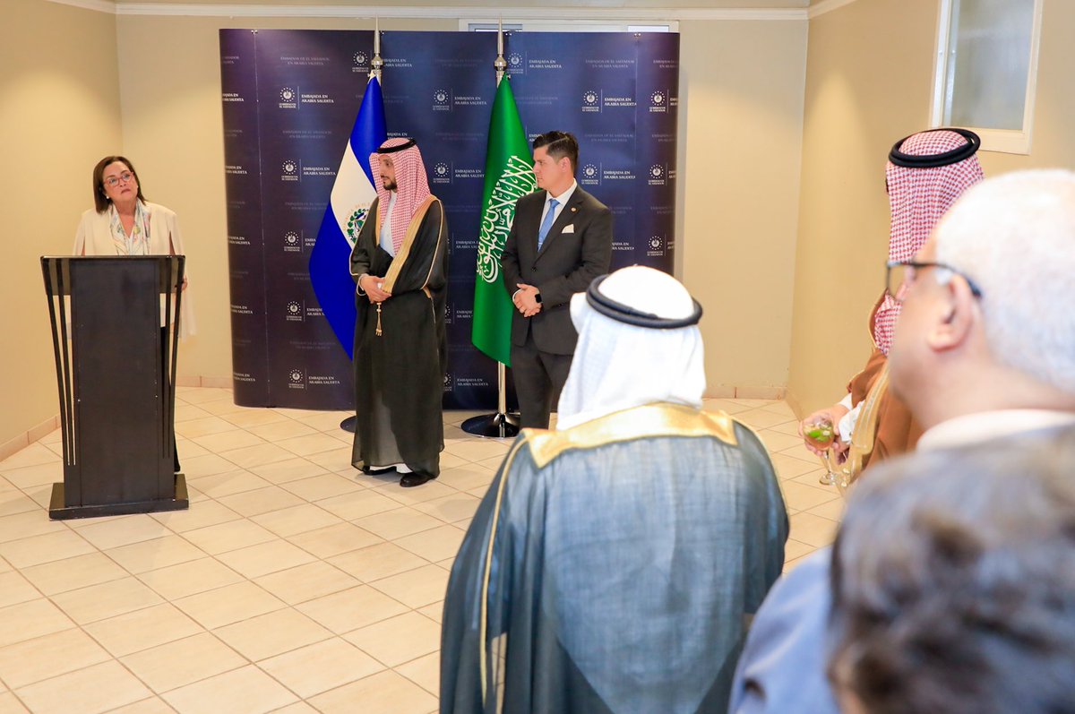 CancillerAleHT's tweet photo. Seguimos posicionando a nuestro país en el mundo. 💪

El Salvador se convierte en el primer país centroamericano en inaugurar su embajada en Arabia Saudita. 🇸🇻🇸🇦

Un gran paso en la profundización de alianzas y la presencia salvadoreña en el corazón del Medio Oriente. https://t.co/sS1Jmruwe5