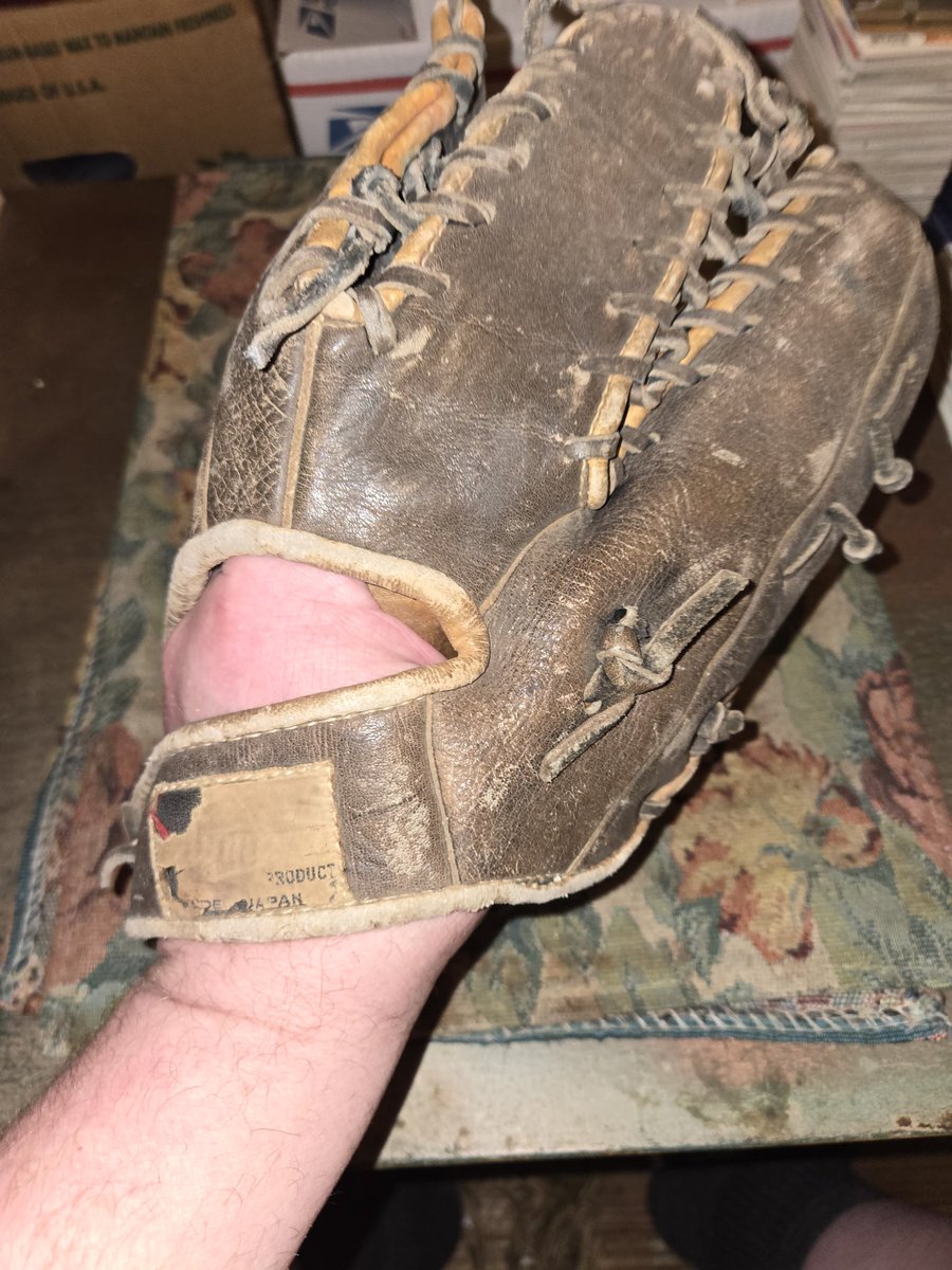 Picked up what looks like a Franklin glove to me, maybe @DJGloveRepair can shed some light on that as the printing and labels are worn. @Markhoyle4