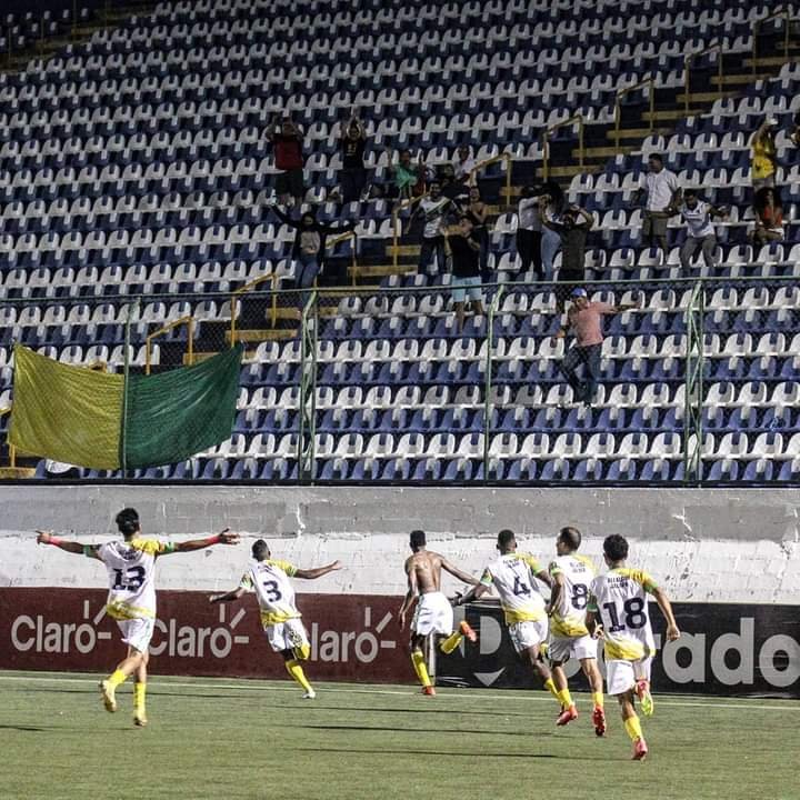 Scenes from the #MiracleofManagua and @art_jalapa's dramatic 3:2 win away to @ManaguaFC_ (for whom Lucas Dos Santos scored his 100th goal) in the #Clausura repechage in the wee hours of yesterday.. 📸: @lgaprimera, Managua, ART Jalapa 🇳🇮⚽️ #Nicaragua