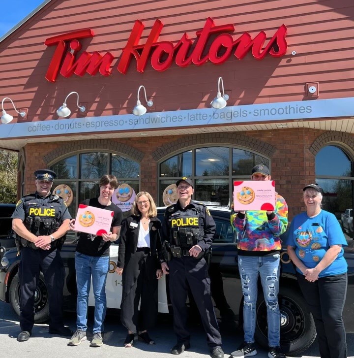 #CwoodOPP Sgts Staddon & Cornell were all smiles today at the #Thornbury @TimHortons making #SmileCookie that will benefit @eflthornbury !! ^tm

#community 
#WorkingTogether