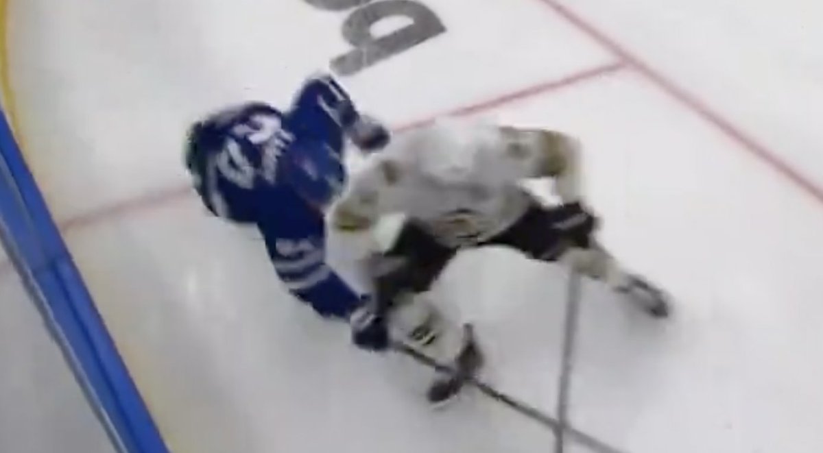 Seriously this fucking dumbass has been trying to injure Leafs all series and he's finally done it by throwing an elbow directly into a player's face. Cool stuff that nobody will say anything about