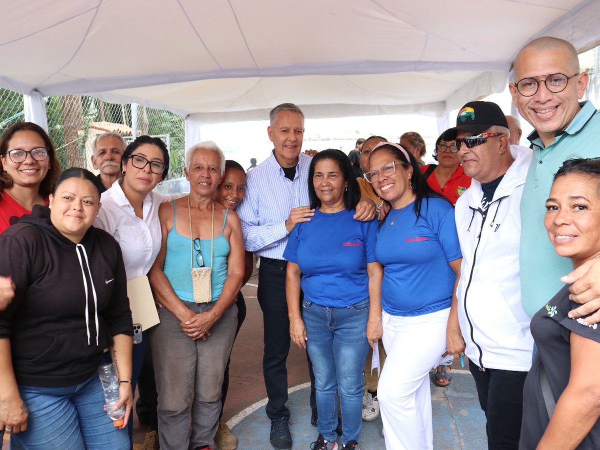 ¡Cumplimos la palabra empeñada! Junto al Vicegobernador de Miranda, José Aranguren, visitamos a los vecinos de la parroquia Leoncio Martínez, a quienes entregamos tanques de agua, luminarias y materiales deportivos, garantizando su buen vivir. #BidenLevantaLasSancionesYa