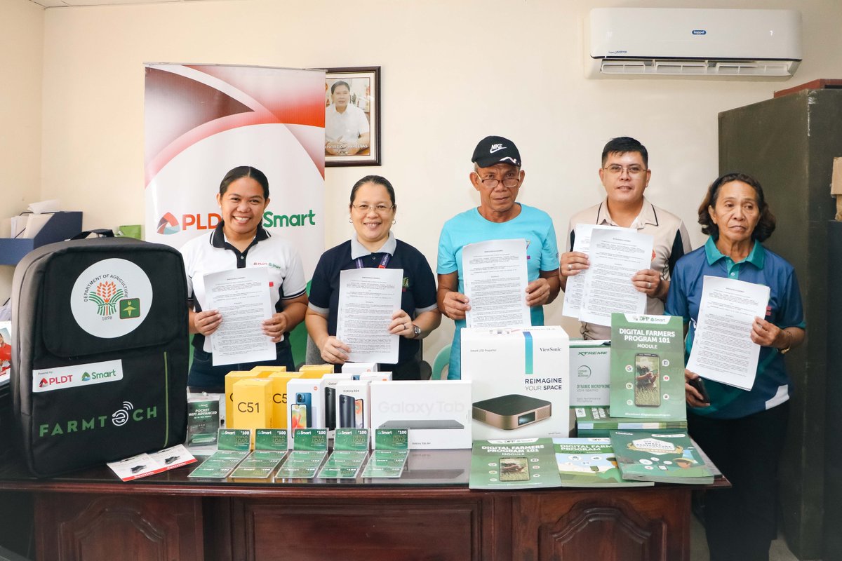 .@PLDT and @LiveSmart in partnership with DA-Agricultural Training Institute (DA-ATI) turned over a #FarmTech training kit to the Integrated Carcar Rice Irrigators Association (ICRIA) in Cebu to help enhance the digital literacy of farmers. bit.ly/3UooMey #FarmSmart