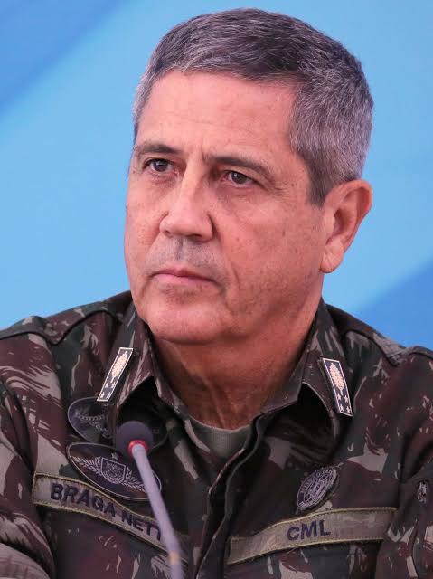 Este é o 'general' Braga Netto, vice-presidente do genocida inelegível, foi um dos principais mentores do golpe e principal articulador dos atos terroristas de 08 de Janeiro! Por quê esse homem não está na cadeia? Deixe a sua opinião...