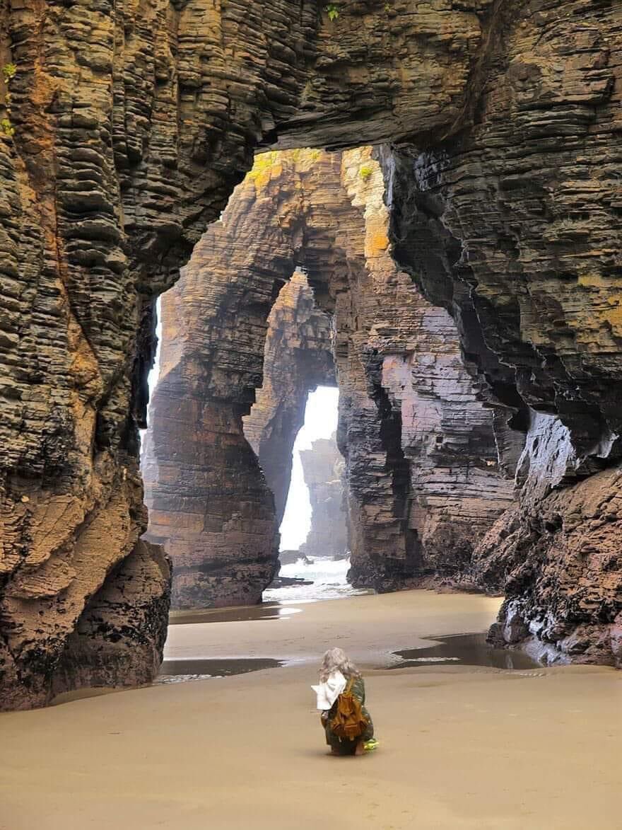 Espagne.
La plage de Las Catedrales est le nom touristique de la plage d'Aguas Santas, située dans la ville galicienne de Ribadeo, sur la côte de la province de Lugo, en Espagne, au bord de la mer Cantabrique. 
Elle se trouve à environ 10 km à l'ouest de la ville de Rivadeo.