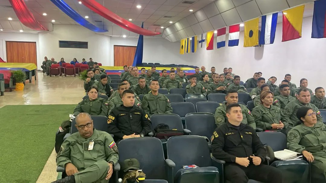 #Entérate #24Abr || Desde el Teatro del Batallón Caracas, el Vicealmirante Wilmer Guerrero Zambrano Director de Determinación de Responsabilidad Administrativa junto a su equipo de trabajo dictaron Ponencia sobre la 'Sustanciación de Procedimientos Disciplinarios de la FANB'.