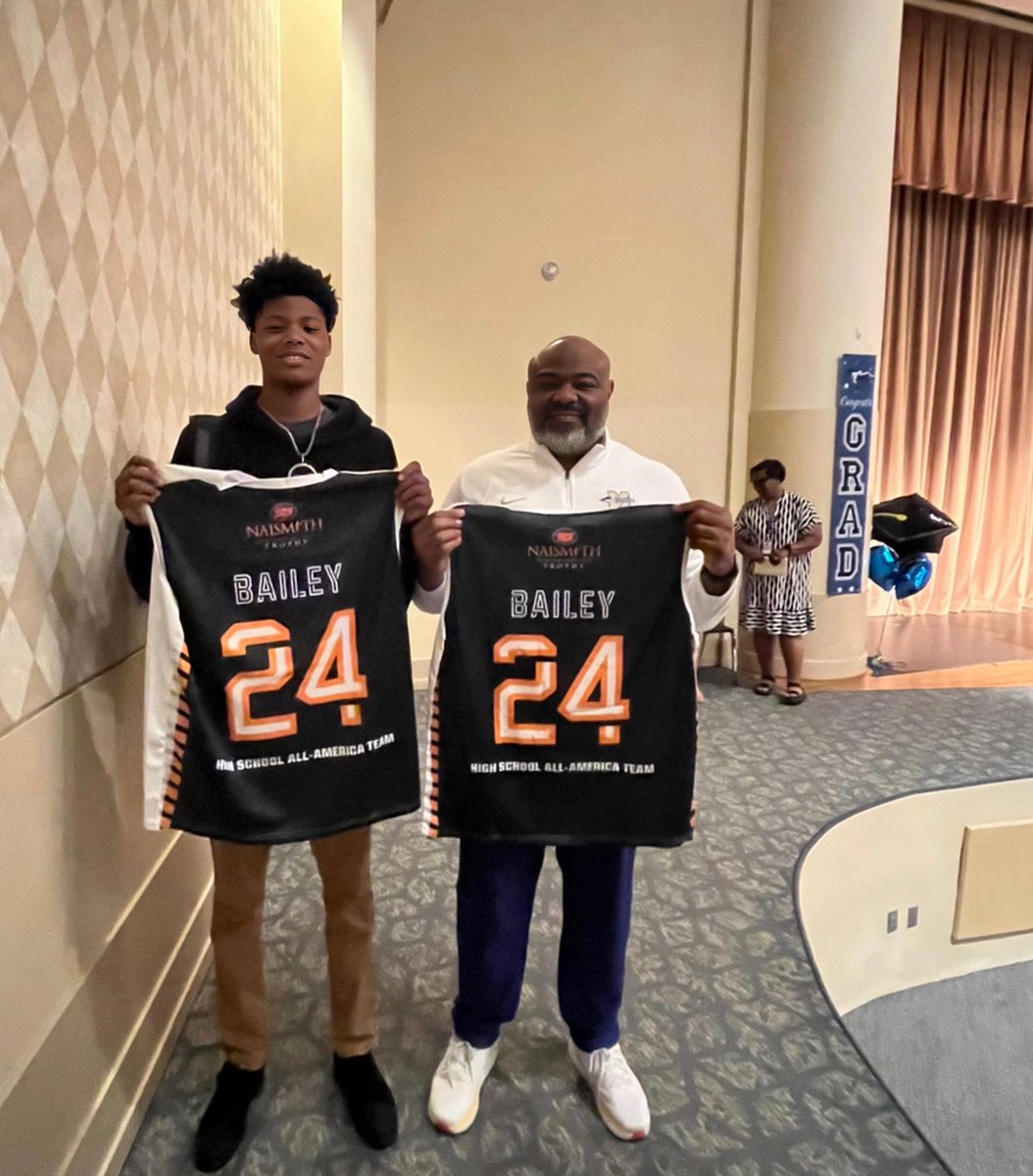 ⭐️ Delivery ⭐️ We’re honored to present Airious 'Ace' Bailey with his 2024 @jerseymikes Naismith Boys’ High School All-America First-Team jersey 👏 #JerseyMikesNaismith | @McEachernBoysBB