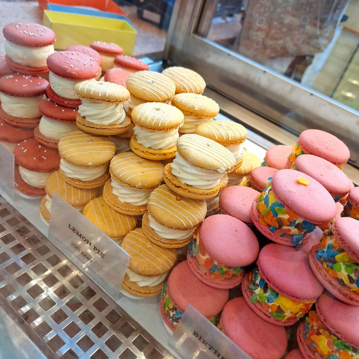 Enak banget ini keliatannya 😭 mana warna nya lucu2 lagi fess 😍 jadi pengen sarapan yg manis2 😁 btw ini Macarons nya SOURI