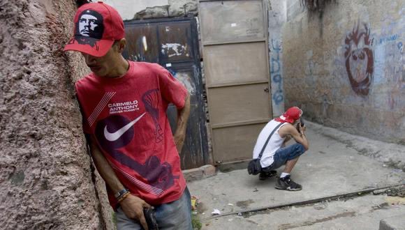 Acabo de reunirme en Montevideo con un Abogado venezolano que trabajó años en la Fiscalía en el Estado Anzoátegui, en Venezuela.

Él ha sido testigo de que, efectivamente, la dictadura ha liberado a presos de alta peligrosidad y, dicho en sus palabras, «son enviados hacia Perú y