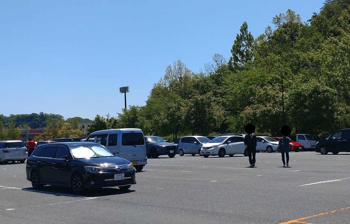 駐車場禁止スペース(斜線が引いてあるところ)に車が何台も停まっている。これってどうなのかしら😑
10:40現在ハワスタメインの駐車場まだ空いているよ🙂