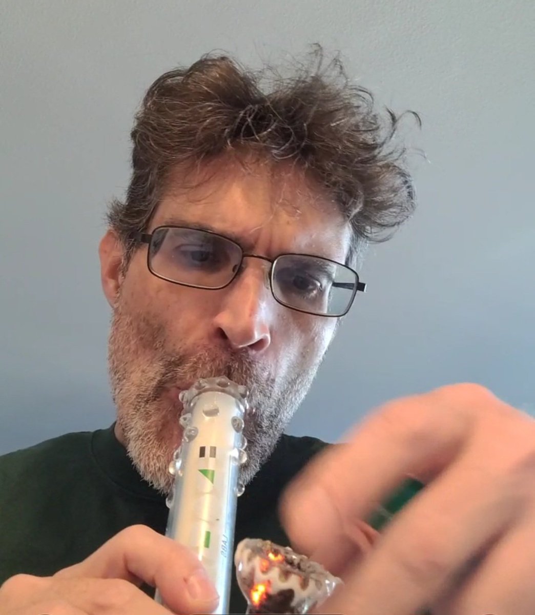 cannabisinfuse's tweet photo. Goodnight sweet dreams my incredible #StonerFam time for this crazy scientist to chill. Hope everyone has had the most incredible day. Love all of you beautiful souls so much 💚🫂💯🙏💚
#jointhesesh #staybaked #belikebob https://t.co/NB2PrdHMDu