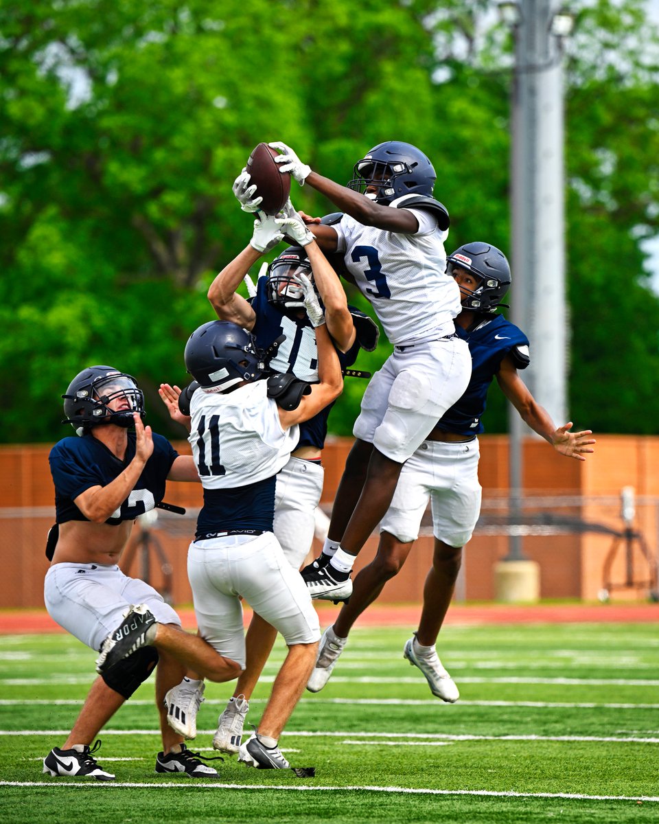 Spectacular catch by Dylan (#3) @D1Omoyi (and perfect throw by Noah @NoahSpinks) at today's spring practice. All 5 guys were waiting for the ball to come down, Dylan went up and took it. Talk about trusting your receiver!