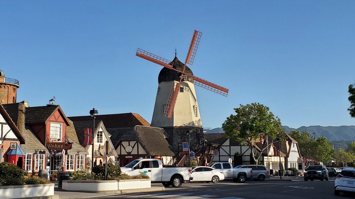 #Solvang, a town founded in 1911 by Danish Americans in SF who bought 9,000 acres of the former Rancho Santa Ynez. It became popular w/tourists after WWII when it was featured in a Saturday Evening Post magazine article. 🇩🇰