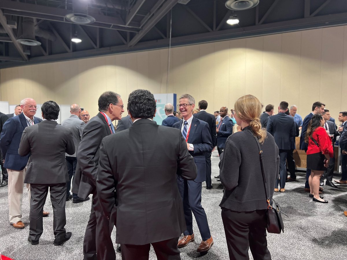 Attendees take the chance to unwind and network after the first full day of learning at #SCAI2024. 🤝 We can't wait to see everyone again tomorrow for day 2! @anna_bortnick @Pooh_Velagapudi @MCalfonPressMD @TanveerRab @agtruesdell @AlexandraLansky @tristonsmithmd @herms2james