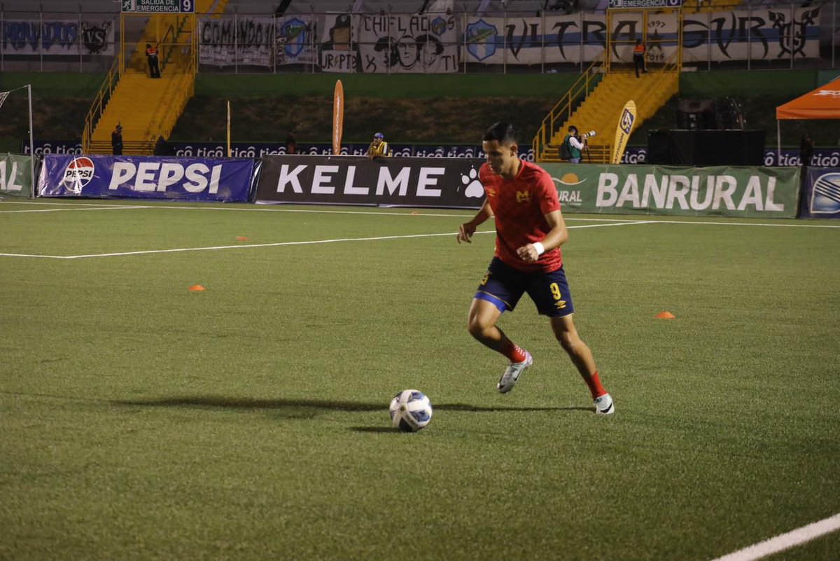 Las mejores 📸 del Trabajo Precompetitivo a nivel de cancha...

En Español nadie lo hace mejor... GOOOZAAATELO 🫡

#LigaGuate 🇬🇹
#SemifinalDeColosos