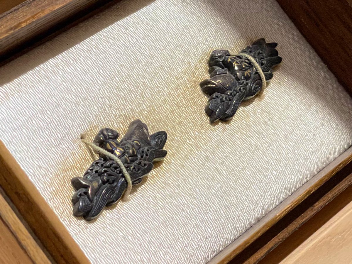 GTB_sword's tweet photo. 無銘/琴高仙人図/赤銅地容彫金銀色絵
日光の陽明門の彫刻にも描かれている、鯉に乗る季高仙人(きんこうせんにん)の図です。
肉の高い立体的な出来で、琴高仙人を乗せた鯉が躍動的に彫り描かれております。
#目貫 #刀装具 #琴高仙人 #仙人 #琴 #鯉 #赤銅地 #容彫 #Menuki #Sennin #Koto #Carp https://t.co/uv14uMfHVL