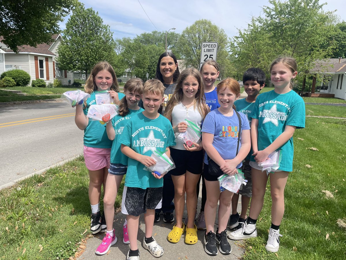 Northelem2's tweet photo. North Ambassadors and volunteer teachers around town helping everyone SHINE https://t.co/r9ZynuqTsh