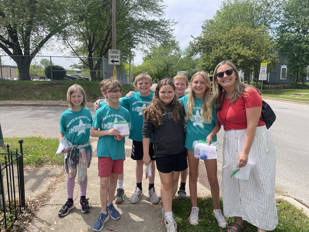 Northelem2's tweet photo. North Ambassadors and volunteer teachers around town helping everyone SHINE https://t.co/r9ZynuqTsh