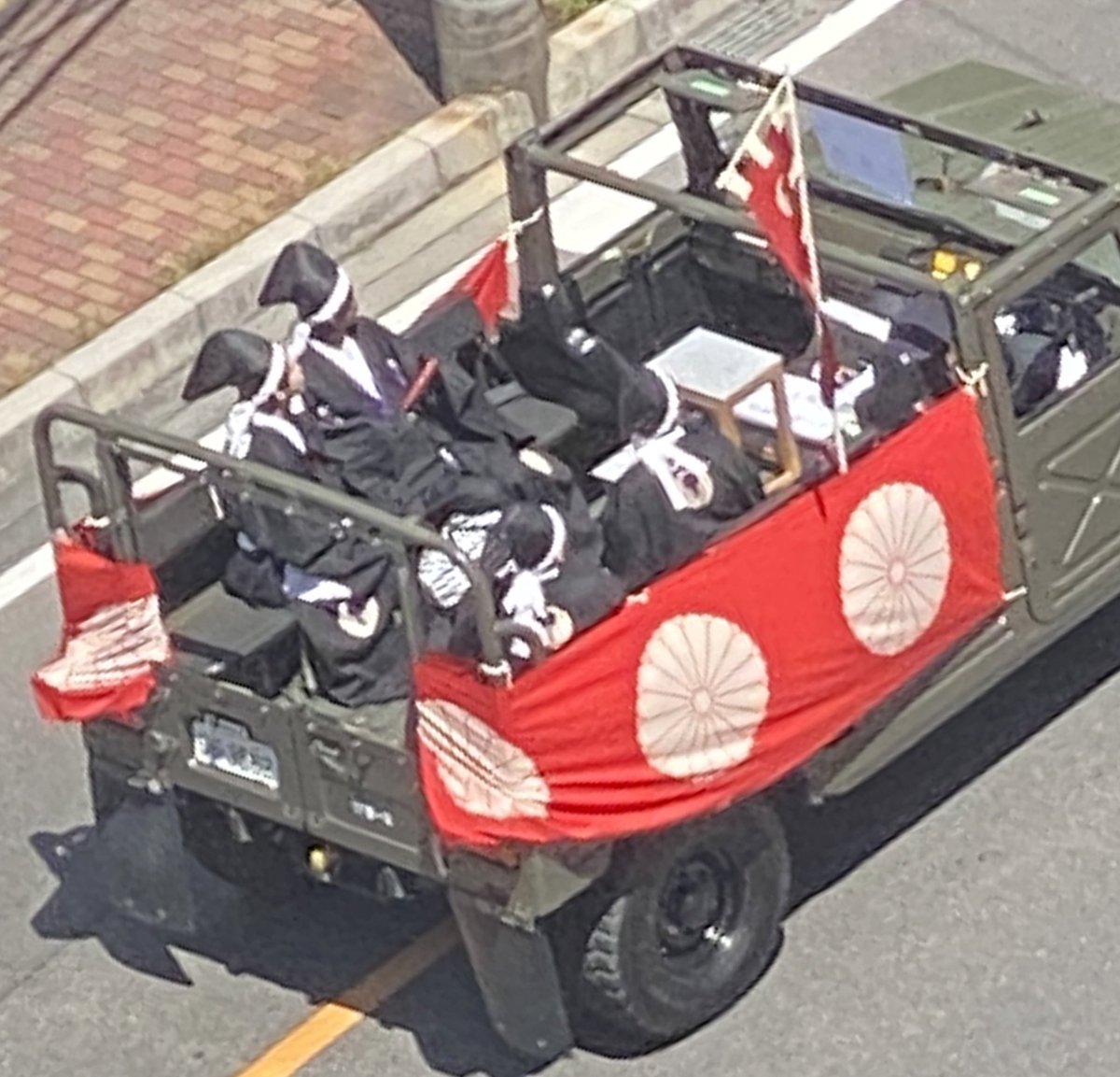 思想強めな自衛隊車両いた