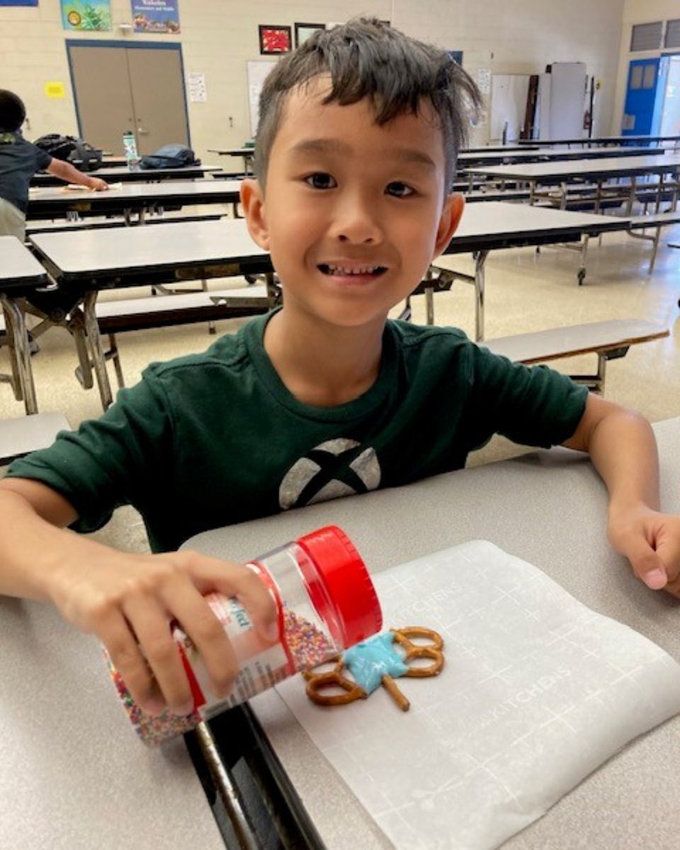 Our keiki from Waikoloa Elementary School A+ are whipping up some sweet treats this mid-week!! They're turning ordinary pretzels into mouthwatering masterpieces with chocolate and sprinkles. 🍫 🥨