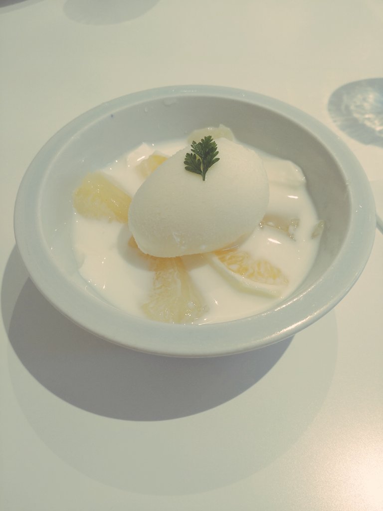 六花亭の杏仁はおすすめです。