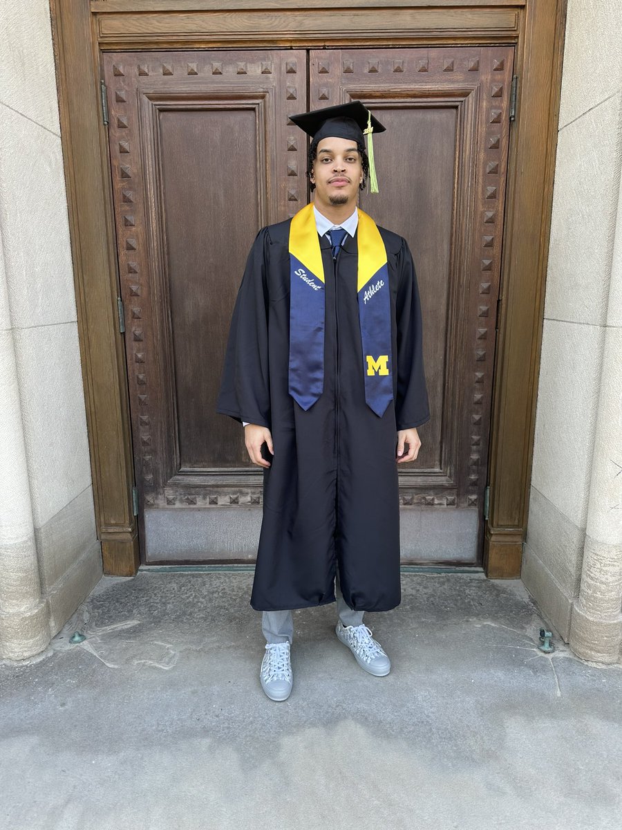 So, so proud and thrilled for @_flyyt! Hard work indeed pays off! 

#GoBlue 🎓