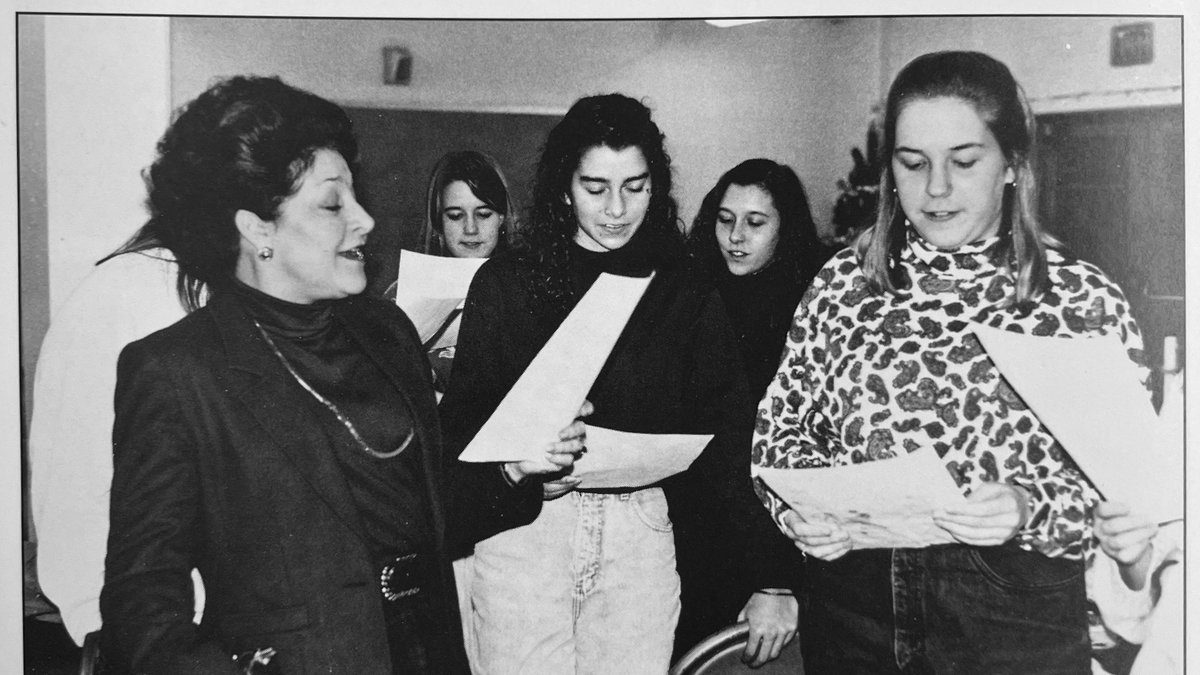 OneHandley tweet media