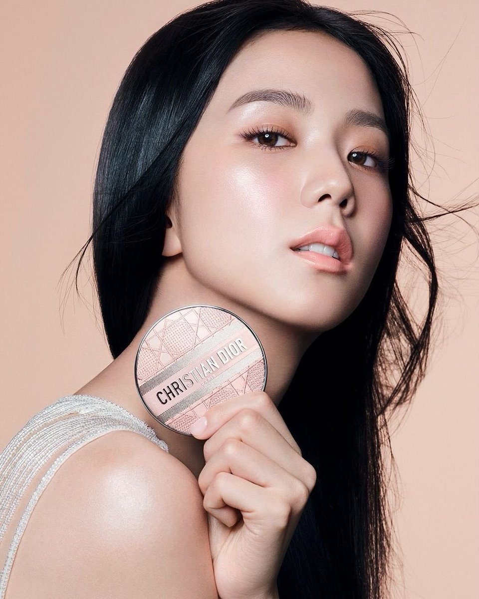 240503 [Instagram] @.diorbeauty

'@.Sooyaaa__ radiates with confidence with Dior Forever Skin Glow Tone-Up. Perfect for flawless, brighter skin, she wears the Lilac shade as a primer, housed in a couture limited-edition fresh pink case.'

#지수 #JISOO #JISOOxDiorbeauty #FLOWER…