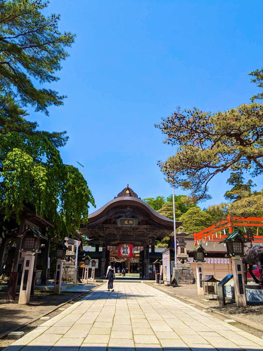 【一粒万倍•憲法記念日🎌】
おはようございます🌞
5月3日（金）雲一つない綺麗な青空が広がっております✨
さて、今日は陽射しが強く気温も高くなりますので、水分をしっかり摂ってお過ごし下さい🦊💡
そして、皆さまにてりまして、良き連休となりますことをご祈念いたします⛩️
#竹駒神社