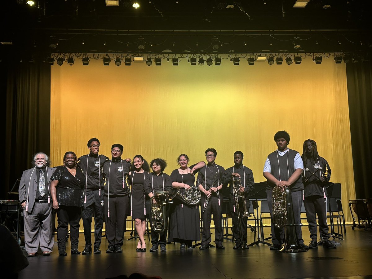 Path to Pinkston Spring Concert this evening @LGPinkstonHS had a phenomenal performance from our Pinkston, Quintanilla and West Dallas JH students! Seniors were honored this evening! Pride of the West Side! ❤️ #Region1Excellence @MRamirezDISD @MsLauraGuzman @QMSSTARS