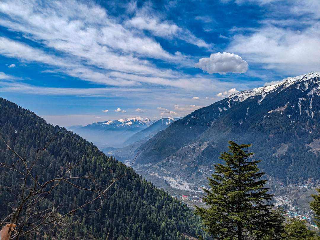 A small village nestled between high mountains... #goodmorning 🌄🍀🐦 #Pals 💕 Wish you a joyous #Friday Warm regards 🌲🌹🙏 #IncredibleIndia 🇮🇳- Beautiful view of village Sethan close to #Manali in #Himachal Pradesh. It has just around twenty houses and a few homestays...