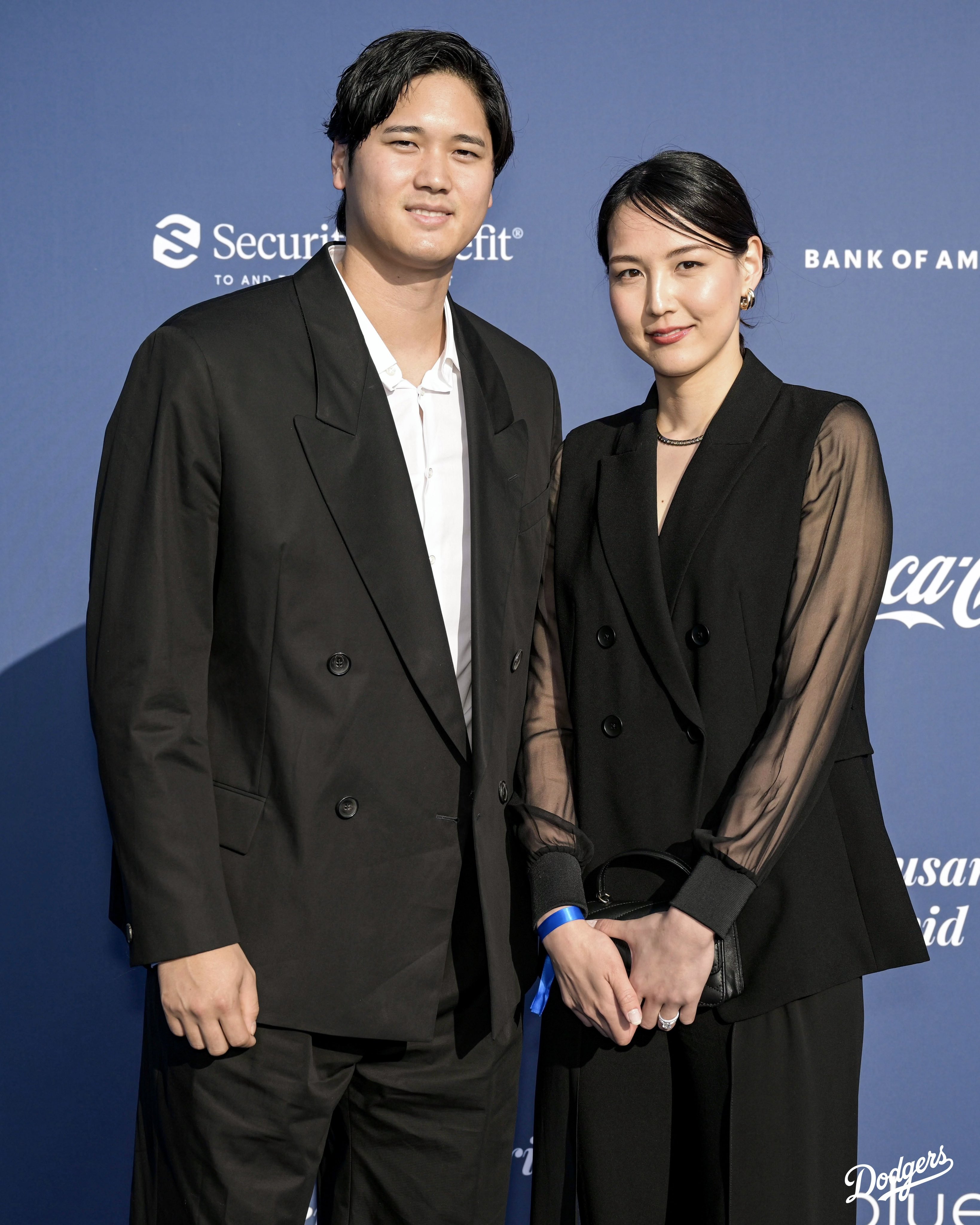 Shohei Ohtani and his wife Mamiko pose for a photo on the blue carpet.