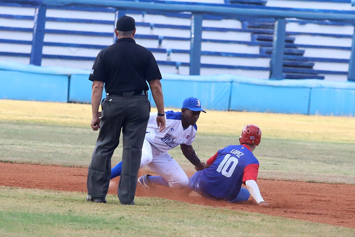Postales de la victoria de Industriales sobre Artemisa, con marcador de siete carreras por tres, en el estadio Latinoamericano, en la 63 Serie Nacional de #beisbol. #Cuba #baseball