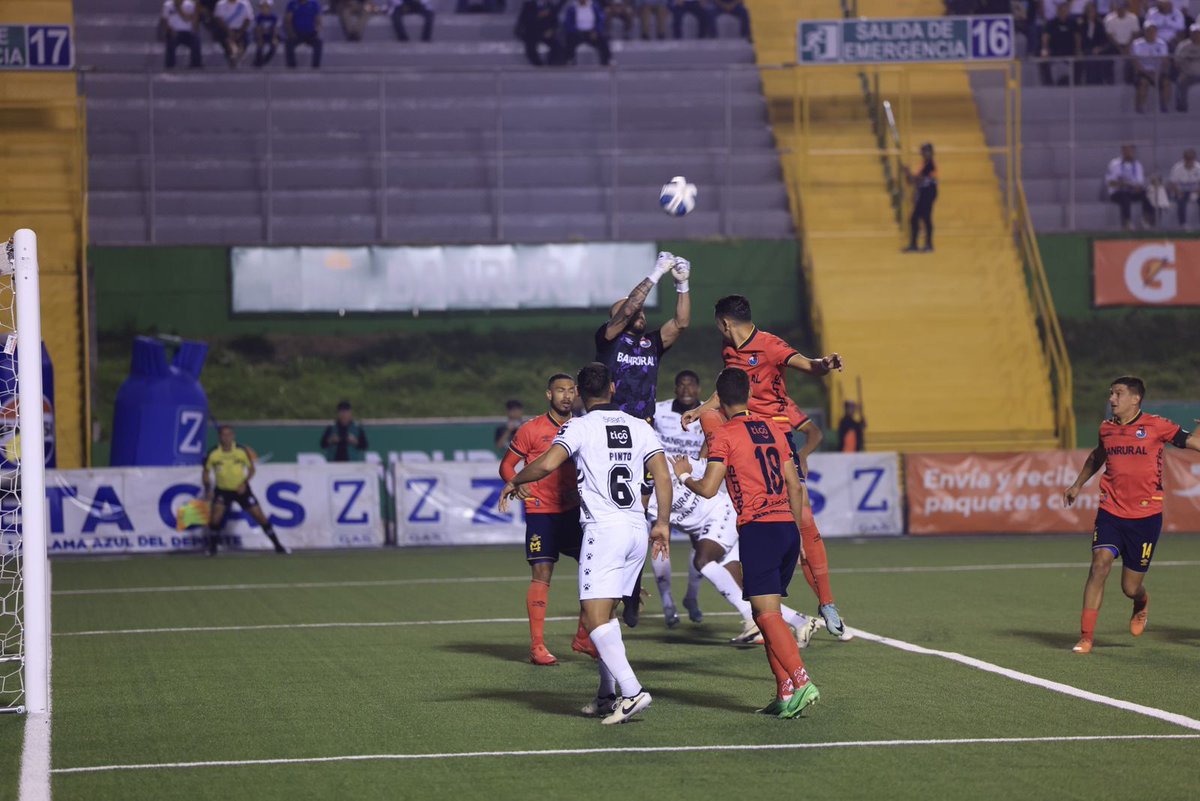 DeportesDCA's tweet photo. #DeportesDCA | Min. 15 El primer cuarto de hora se ha disputado con intensidad sobre el terreno de acción.
Comunicaciones 0-0 Municipal
#Clásico329
#Clausurs2024 #LNFG #SemisIda
✍🏻 @MaxSPerez_GT
📷 @DramirezDCA https://t.co/vWZbLPxu0X