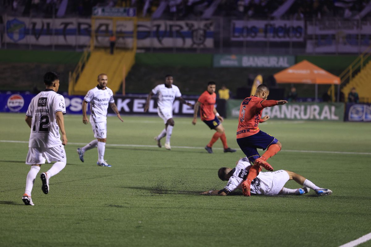 DeportesDCA's tweet photo. #DeportesDCA | Min. 15 El primer cuarto de hora se ha disputado con intensidad sobre el terreno de acción.
Comunicaciones 0-0 Municipal
#Clásico329
#Clausurs2024 #LNFG #SemisIda
✍🏻 @MaxSPerez_GT
📷 @DramirezDCA https://t.co/vWZbLPxu0X