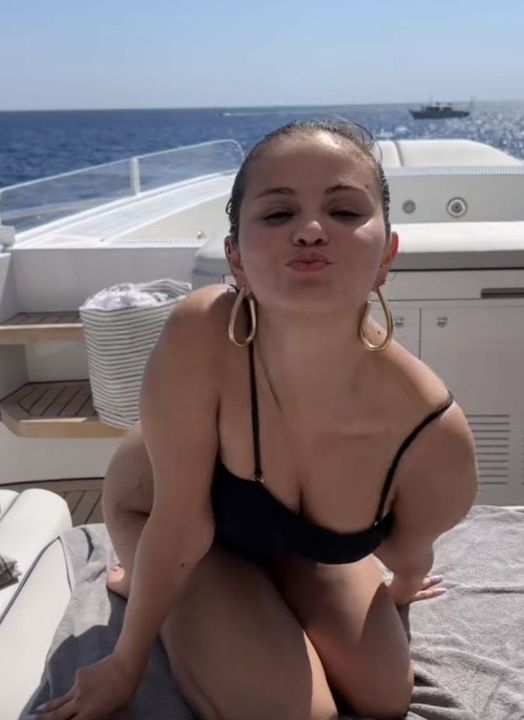 Selena Gomez les manda un beso de buenas noches.