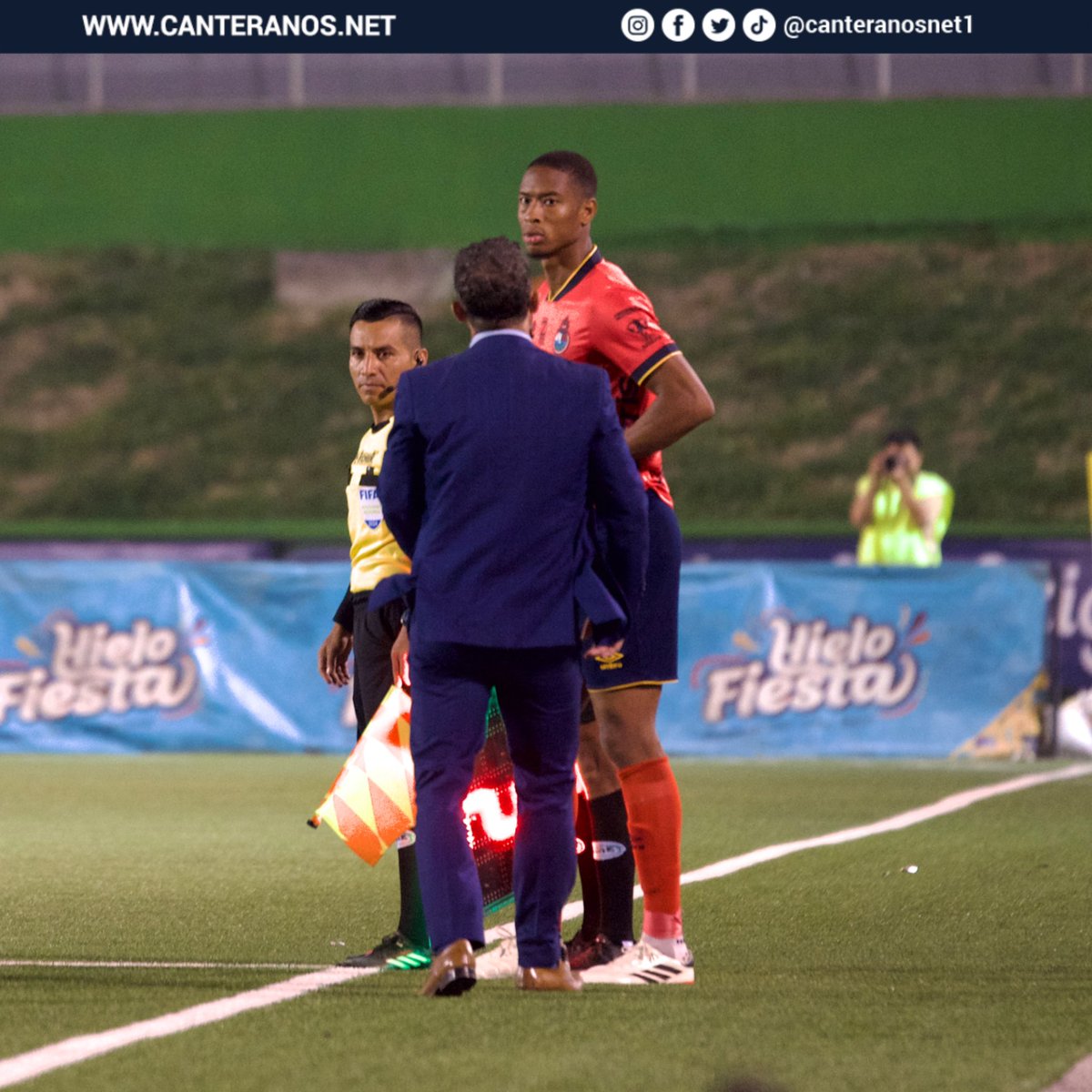 Había dudas sobre la posición de Rony Barrera como lateral derecho y a la primera jugada lo jubiló Chucho López 😳 Abandona lesionado e ingresa Fariña en su lugar. Comunicaciones 0 Municipal 0.

#VamosCremas #VamosRojos #LigaGT #Clausura2024 #Clásico329