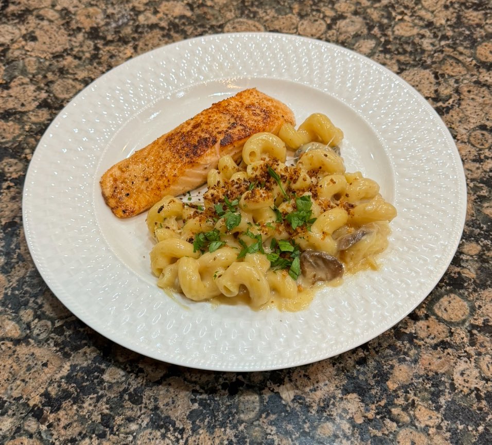 Today's #Gratitude:
👩‍🍳 @blueapron salmon and cheesy mushroom pasta
👣 accupressure recovery toe socks from @UncommonGoods 
🍫 dark chocolate @CadburyUK mini eggs
#simplethings