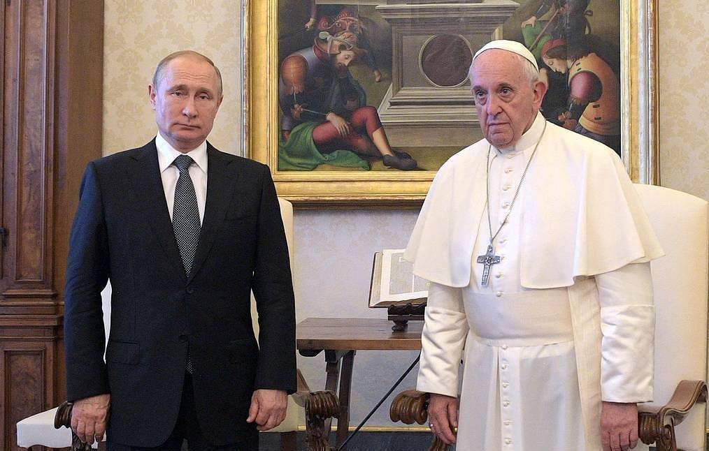 Dans la #VatnikSoup  d’aujourd’hui, nous présentons le chef de l’Église catholique et évêque de Rome, Jorge Mario Bergoglio, alias le pape François (@pontifex). Il est surtout connu pour avoir fait l’éloge de l’impérialisme russe et ne pas avoir condamné la Russie… 1/34