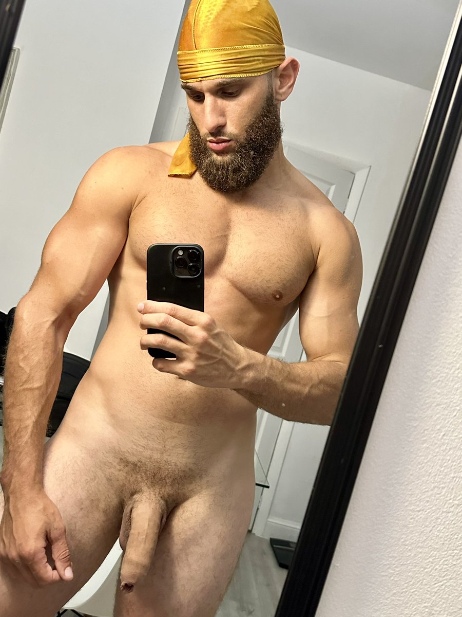 PapiChrisMiami's tweet photo. Cut or uncut? 😈 https://t.co/SNxBz3BqIL