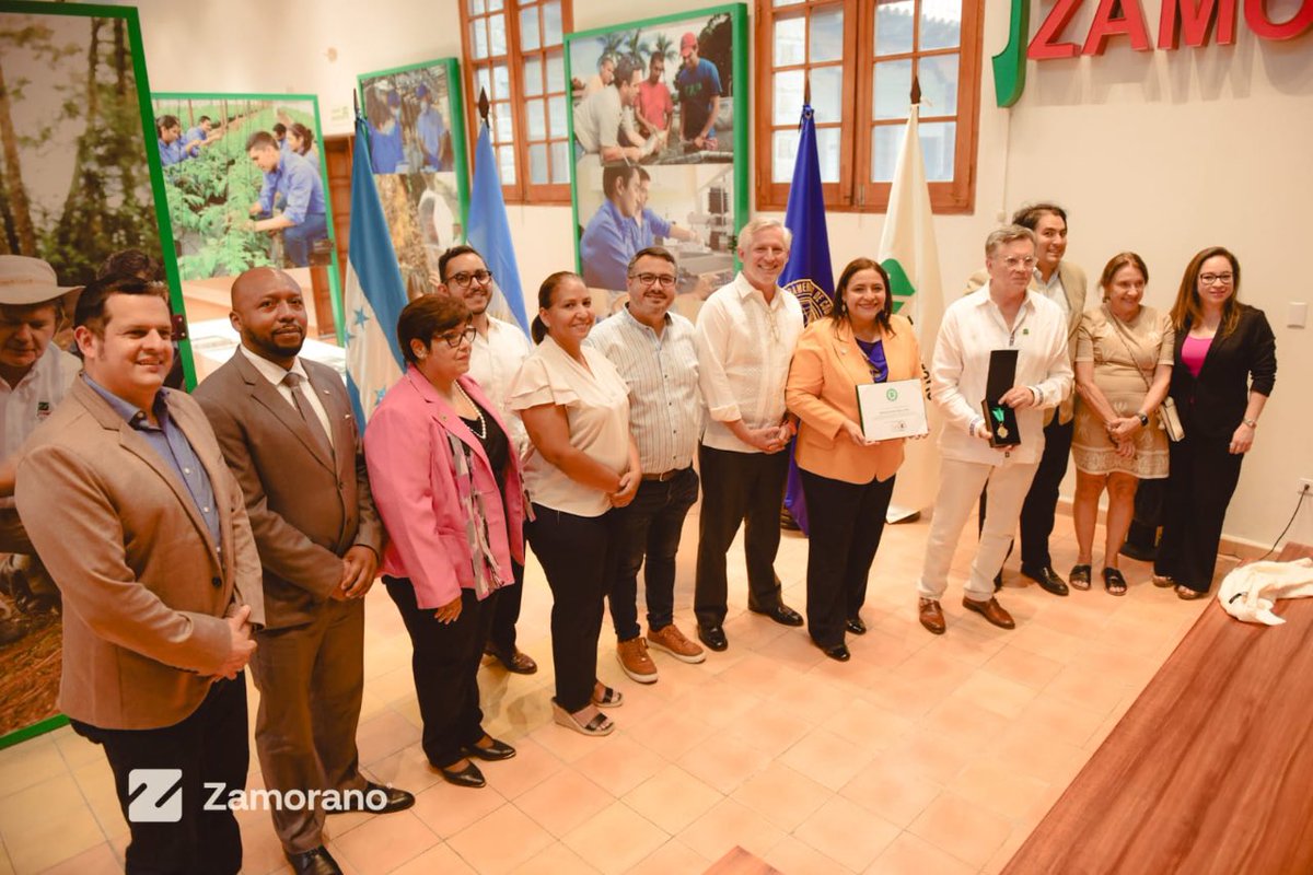 Hoy recibimos con muchísimo gusto a @manueloteroIICA @IICAnoticias en la @EAPZamorano. Sergio Rodríguez @RectorEAP le condecoró con la Medalla de la Rectoría de #Zamorano en reconocimiento a contribución para el desarrollo de la #agricultura en las Américas y el Caribe