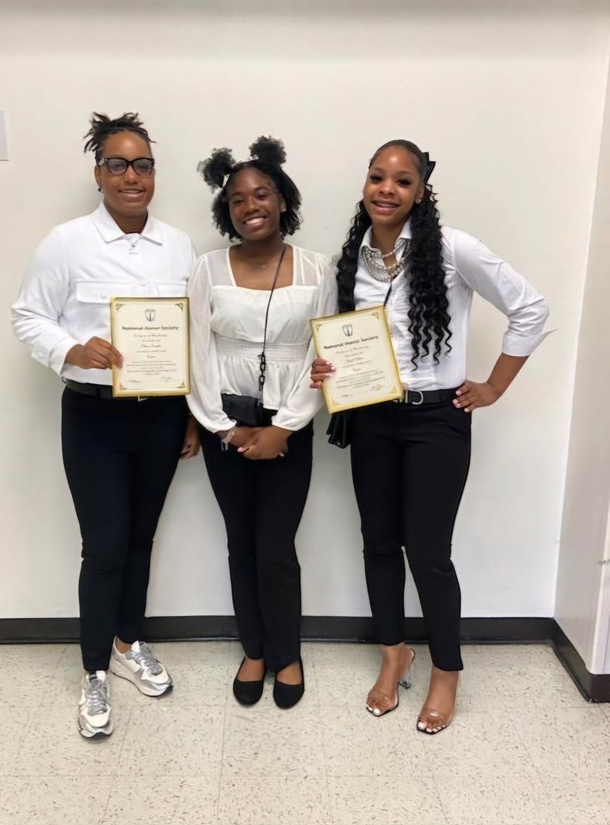 Congratulations to Lady Tigers Jayla and T'Anna on their induction into the National Honor Society! Grace welcomes teammates into NHS. Lady Tigers excelling on the court and the classroom. @Tannasaddler1 @amazinGrace2025