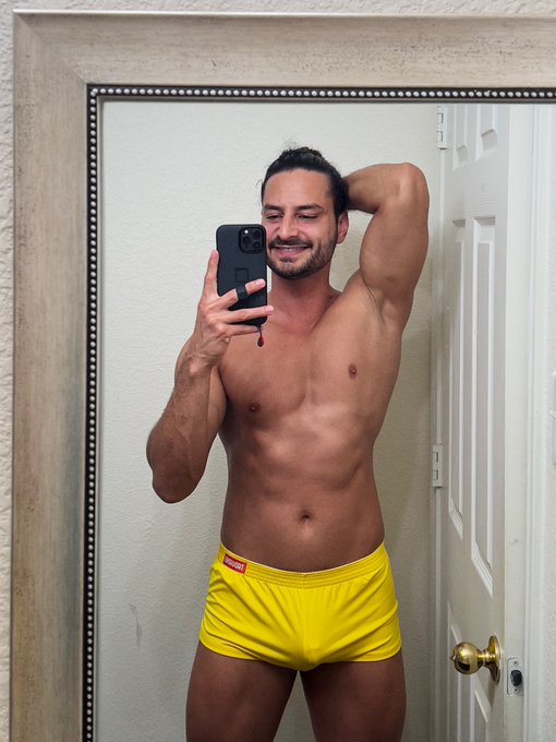 Yellow https://t.co/6Bmtmgnza2<a href="/tag/bts"class="tags"><span>#bts</span></a>