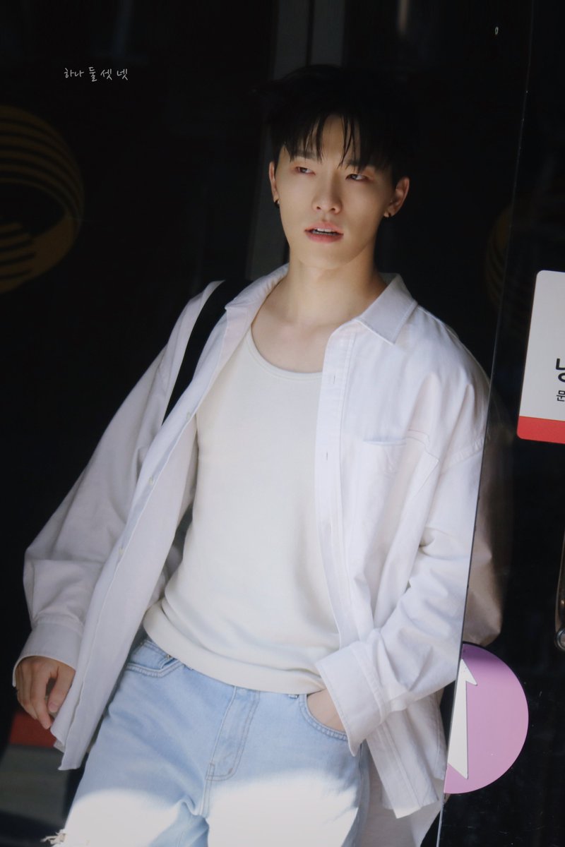 lovechankkura's tweet photo. BOYFRIEND LEE CHAN LOOKS SO HANDSOME https://t.co/2OZuuZw1f8