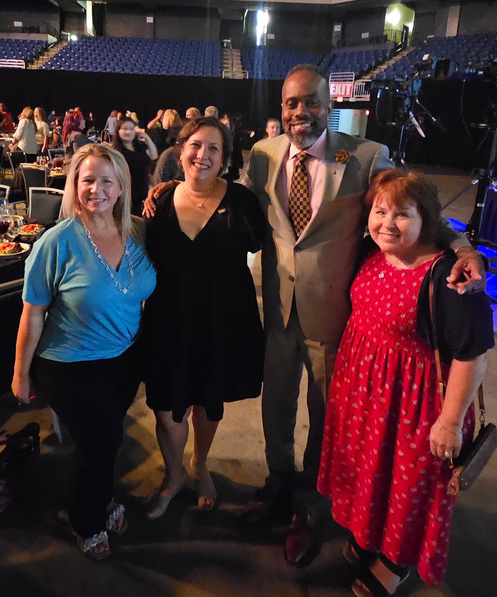 We love our CY CREEK volunteers! I got a chance to eat with some Rock Stars at the VIP luncheon! Ms. Gray, Ms. Henthorn, & Ms. Gannon! @CyCreekBooster @CougarProd1 @cycreekhs @CyFairISD