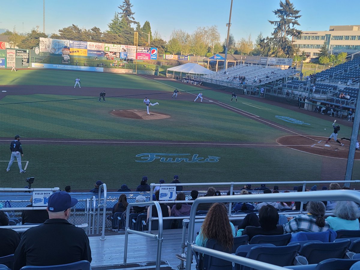 It is a gorgeous night for baseball! I'm in short sleeves!
#GoFrogs
#Aquasox