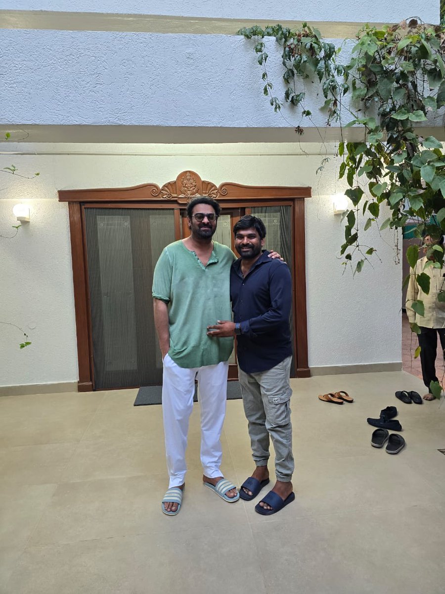 One more recent pic of Darling #Prabhas at his home🤩
#PrabhasEra #PrabhasGirlsFC