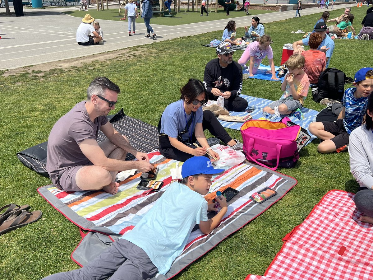 Absolutely blown away by the incredible turnout of 3rd-grade families at our 'Lunch on the Yard' gathering! It's moments like these that truly embody the spirit of community and togetherness. #FamilyBonding #SchoolSpirit #FamilyEngagement #SMMUSD
