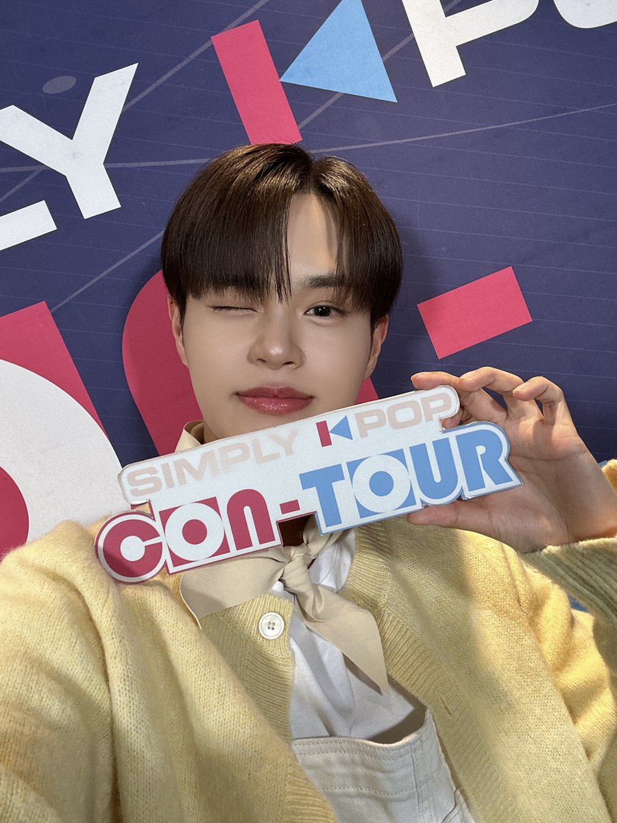 It was hard spelling 'handsome', so we just memorized it as #DAEHWI The problem? 'Cute' 'beautiful' 'sweet' & 'pretty are all our #MC_HWI... Guess our entire vocabulary is DAEHWI now! Let's spell with DAEHWI together on today's #SimplyCONTOUR at 1pm KST! youtube.com/watch?v=Sj6W1R…